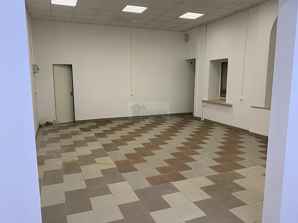 Коминтерна 14 первый этаж 65м.