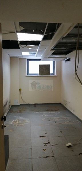 Искры 17а стр 3 -16,2 кв.м.  под склад шумит вентиляция.