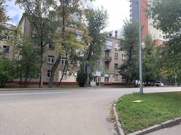 Коминтерна 14 первый этаж 65м.